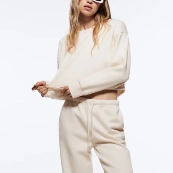 NWT Zara Plush Cropped Crewneck Sweatshirt in Ecru, Small - Picture 1 of 3